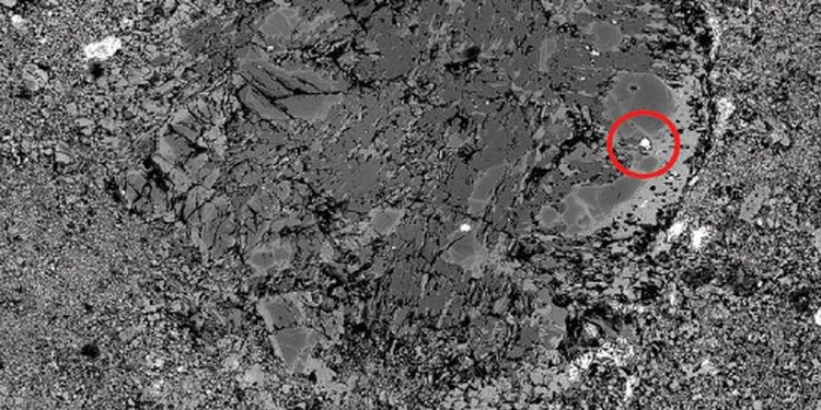 Immagine al microscopio SEM di un frammento della meteorite Khatyrka; nel cerchio rosso un frammento di lega a rame e alluminio.