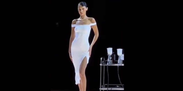 Bella Hadid, vestito spray (screen da YouTube)