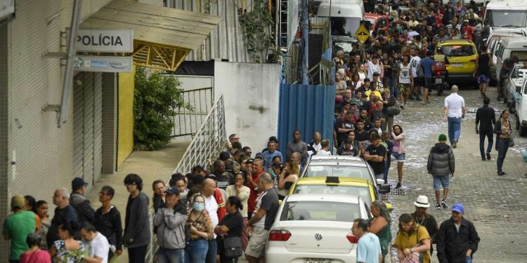 File ai seggi a Rio de Janeiro, Brasile (LaPresse)