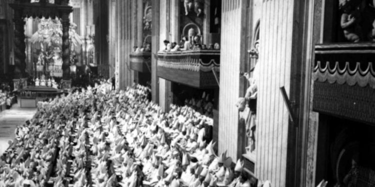 I padri conciliari nella Basilica di San Pietro il 12 ottobre 1962 (LaPresse)