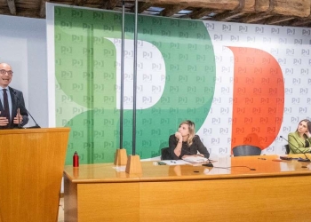 Enrico Letta parla durante la direzione Pd (LaPresse)