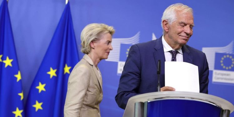 Ursula von der Leyen, presidente della Commissione Ue, e e Josep Borrell, capo della politica estera Ue (LaPresse)