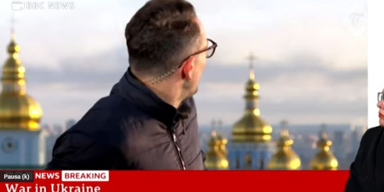 Inviato Bbc fugge da bombe a Kiev in diretta (screen da Youtube)