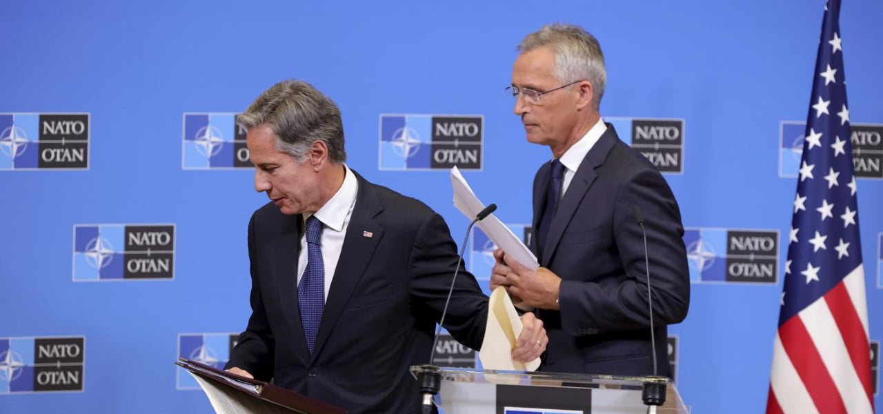 Il segretario Nato Jens Stoltenberg con il segretario di Stato Usa Anthony Blinken (a sin.) (LaPresse)