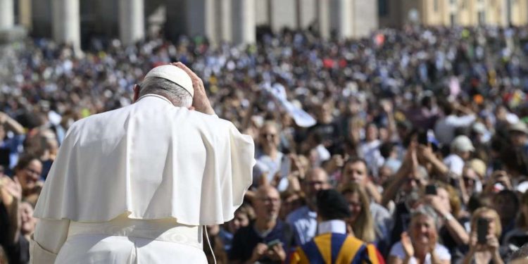 Papa Francesco arriva in piazza per l'udienza a Comunione e Liberazione (LaPresse)