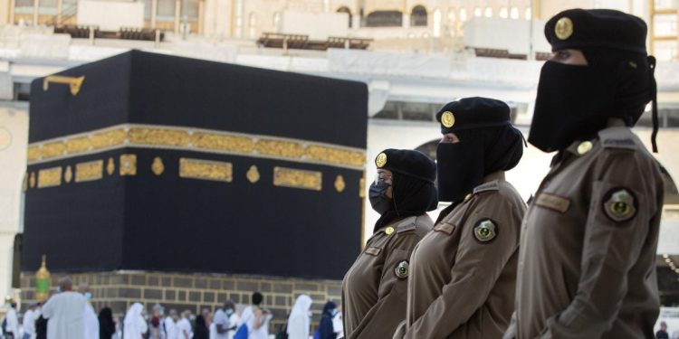 Donne della polizia saudita davanti alla Kaaba della Grande Moschea, durante pellegrinaggio Hajj (Foto: LaPresse)