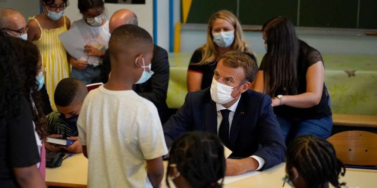 Il presidente francese Emmanuel Macron in una scuola di Marsiglia (LaPresse)