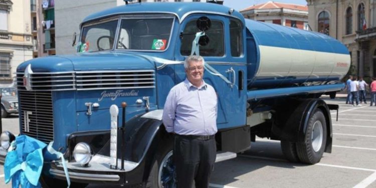 Carlo Marazzato, il più grande collezionista europeo di camion d’epoca, accanto ai suoi inseparabili mezzi storici.