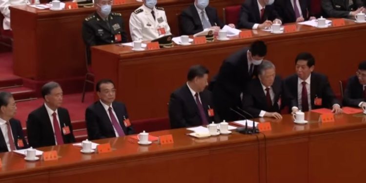 Hu Jintao, ex presidente Cina scortato fuori da Congresso Pcc (da YouTube)