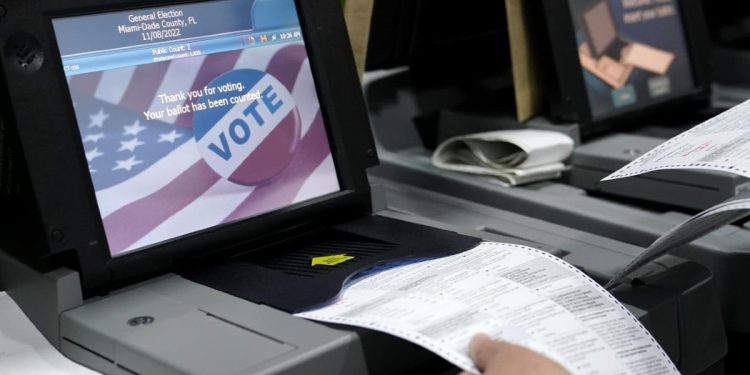 Un test delle apparecchiature in vista del voto di novembre (LaPresse)