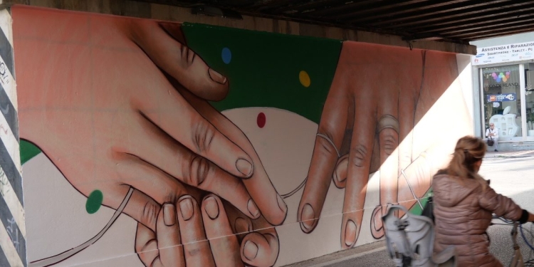 Il Filo d'Ariannə, il nuovo murales ecologico contro intolleranze e discriminazioni dello street artist Mirko Cavallotto, in arte Loste