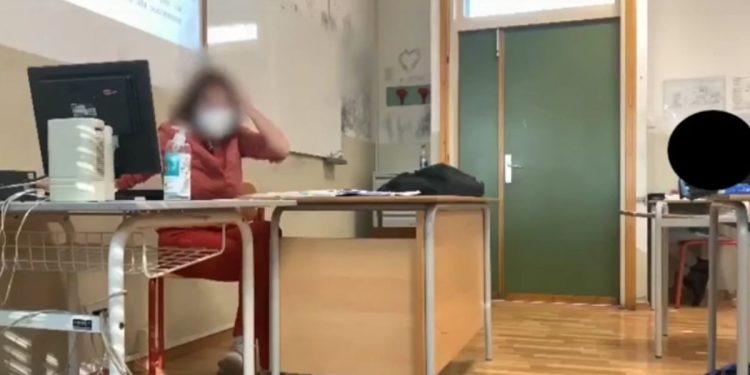 Rovigo, studenti sparano alla prof (video diffuso sui social)