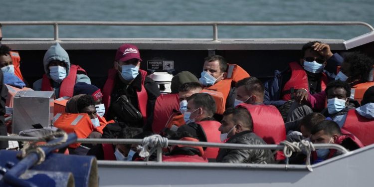 Migranti, donne e bambini portati a terra a Dover dopo aver attraversato il Canale della Manica (Foto: 2022, LaPresse)