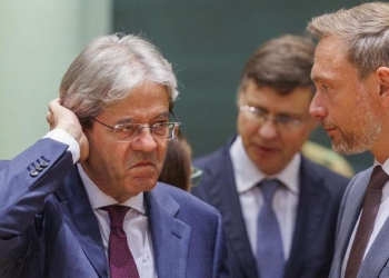 I commissari europei Paolo Gentiloni e Valdis Dombrovskis con il ministro delle Finanze tedesco Christian Lindner (LaPresse)