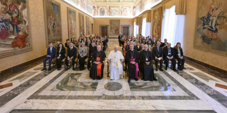 Papa Francesco, assemblea insegnanti