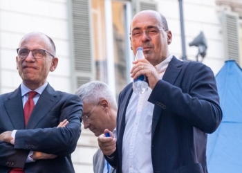 Enrico Letta, segretario dimissionario del Pd, con Nicola Zingaretti, suo predecessore (LaPresse)