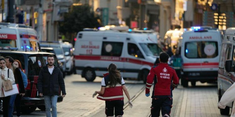 Istanbul: soccorsi e forze di sicurezza sul luogo dell'attentato (LaPresse)