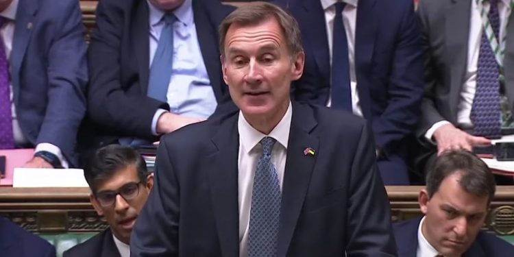 Jeremy Hunt annuncia l'aumento delle tasse in Gran Bretagna (Youtube)