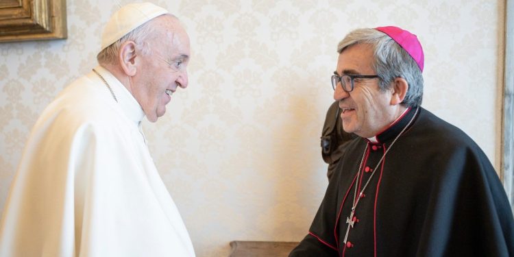 Papa Francesco con Mons. Luis Javier Argüello García (Foto: 2022, LaPresse)