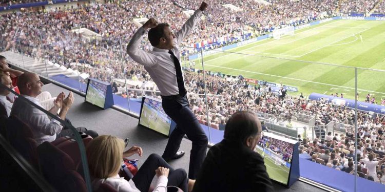 Francia, Macron esulta durante la finale dei Mondiali 2018 (Foto: LaPresse)