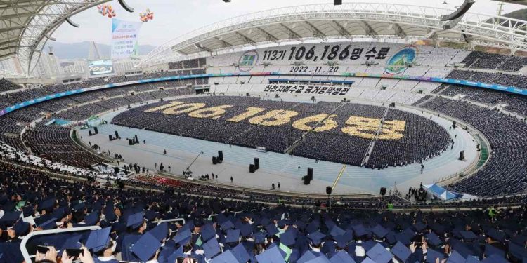 I laureati del Centro di Missione Cristiana di Sion allo stadio (Foto per gentile concessione)