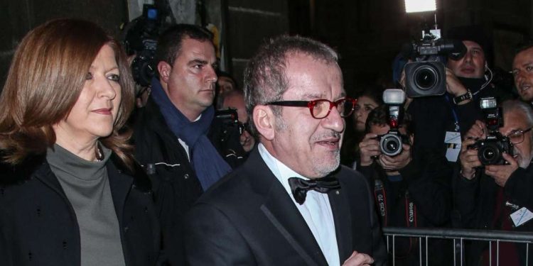 Roberto Maroni con la moglie Emilia Macchi (Federico Bernini / LaPresse)