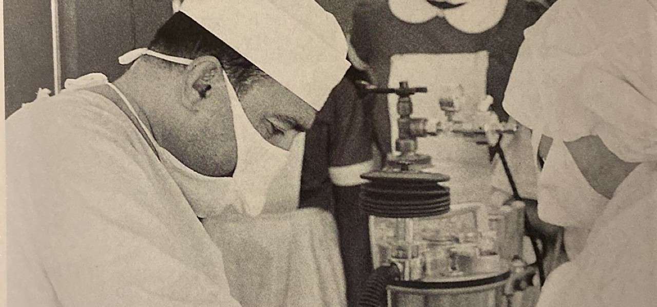Giuseppe Ambrosoli (1923-1987) impegnato in un intervento chirurgico