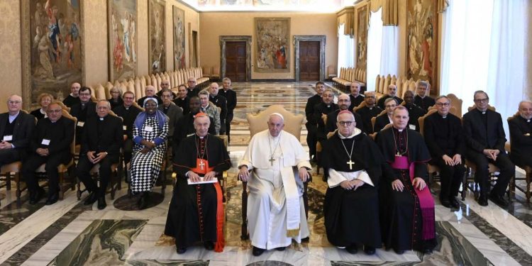 Papa Francesco con i teologi