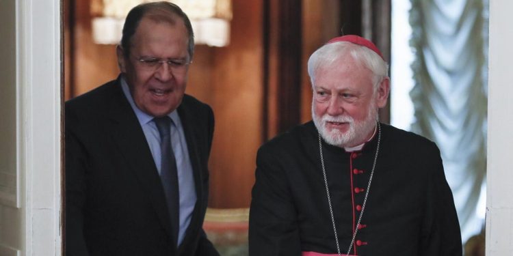 Mons. Gallagher con Lavrov