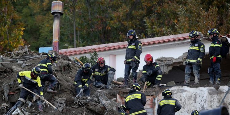 Vigili del fuoco nel fango di Casamicciola, a Ischia (LaPresse)