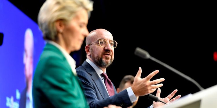 Ursula von der Leyen e Charles Michel (LaPresse)