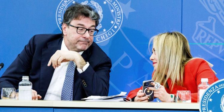 Giancarlo Giorgetti, ministro dell'Economia, con la premier Giorgia Meloni (LaPresse)