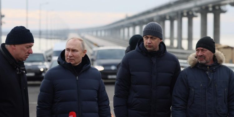 Putin, Ponte in Crimea