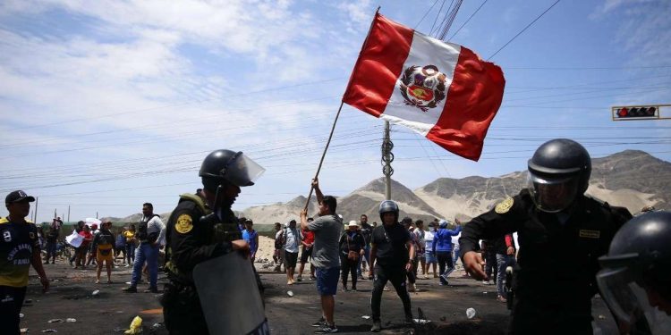 Le proteste in Perù (Lapresse)