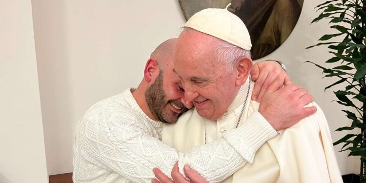 L'abbraccio tra Carlo e il Papa (foto M. Pozza)