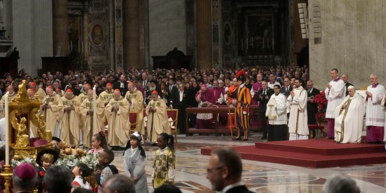 Natale: la messa della Vigilia con Papa Francesco (Foto: 2022, LaPresse)