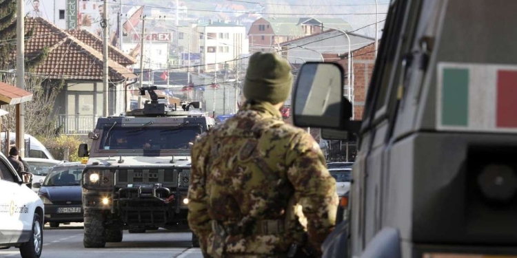 Soldati italiani della missione Nato-Kfor per le strade di Mitrovica, Kosovo (LaPresse)