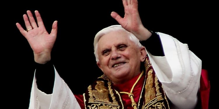 Joseph Ratzinger appena eletto papa, il 19 aprile 2005 (LaPresse)