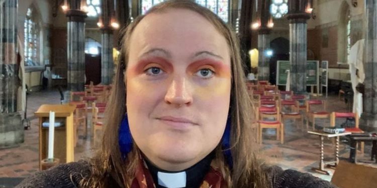 Bingo Allison, il primo prete non binario della chiesa anglicana (Twitter)