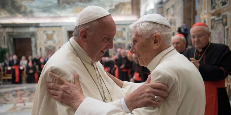 Papa Francesco con Joseph Ratzinger il 28 giugno 2016 (LaPresse)