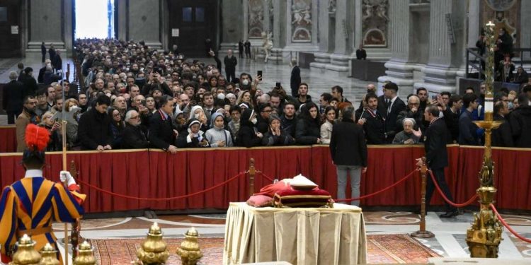 Basilica di San Pietro. In coda per l'ultimo saluto a Joseph Ratzinger (LaPresse)