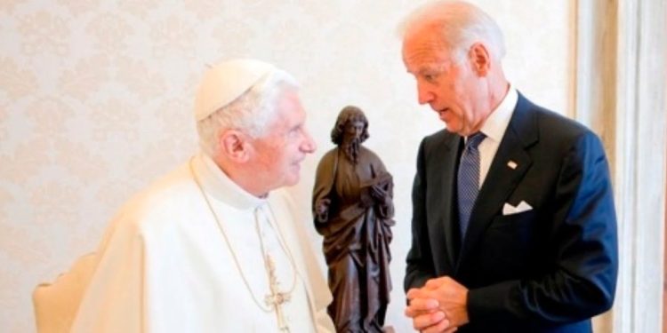 Biden con Benedetto XVI