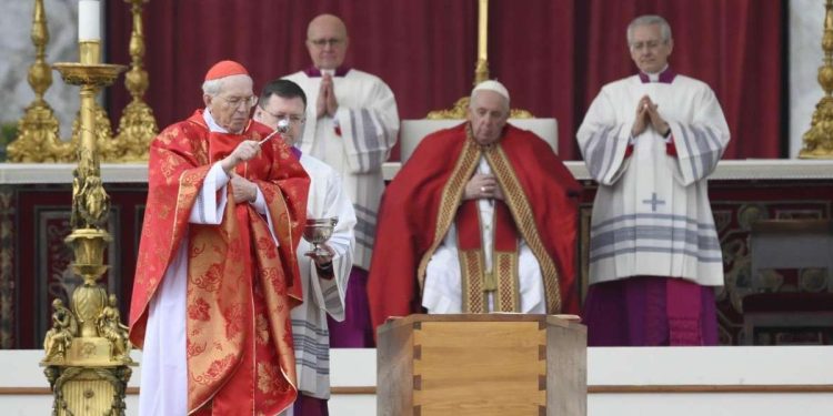 Papa Francesco durante le esequie di Benedetto XVI (LaPresse)