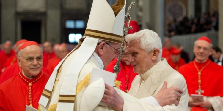 Papa Francesco con il papa emerito Benedetto XVI nel febbraio 2014 (LaPresse)