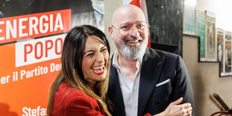 Stefano Bonaccini, candidato alla segreteria Pd, con la vice Pina Picierno (LaPresse)