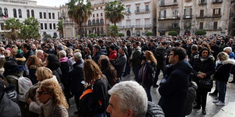 Palermo, folla davanti alla Cattedrale in occasione del funerale di Biagio Conte (LaPresse)