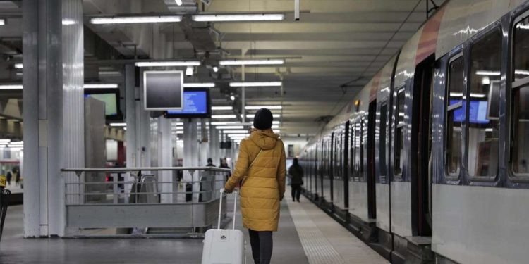 Francia, treni fermi a Parigi durante lo sciopero generale del 19 gennaio 2023 (LaPresse)