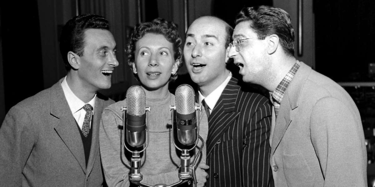 © Silvio Durante / LaPresse
Archivio storico
Sanremo 28-01-1954
Quartetto Cetra
Nella foto: Il Quartetto Cetra mentre prova una canzone che canteranno al Festival accompagnati dal Maestro Massimo Semprini.