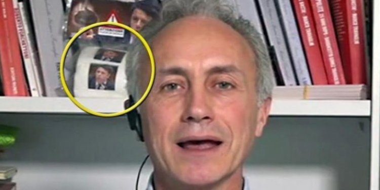 Travaglio e il rotolo di carta igienica con Renzi