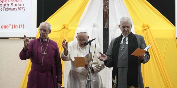 Papa Francesco in Sud Sudan durante la preghiera ecumenica con Justin Welby (a sin.) e Iain Greenshields (LaPresse)